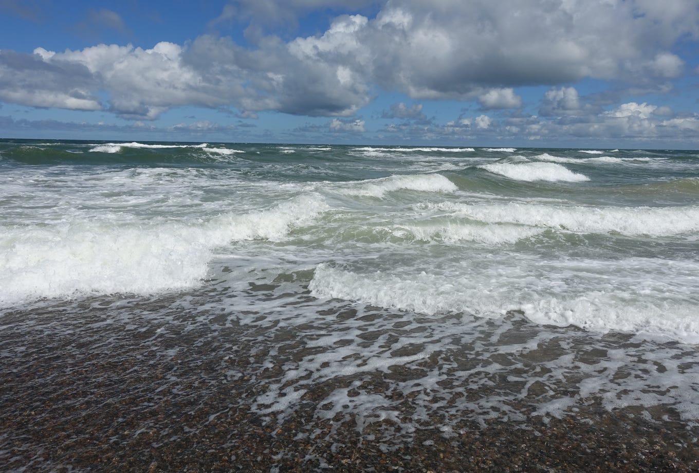 Kreuzwellen über Kieselsteinstrand (C) Krystyna Martin